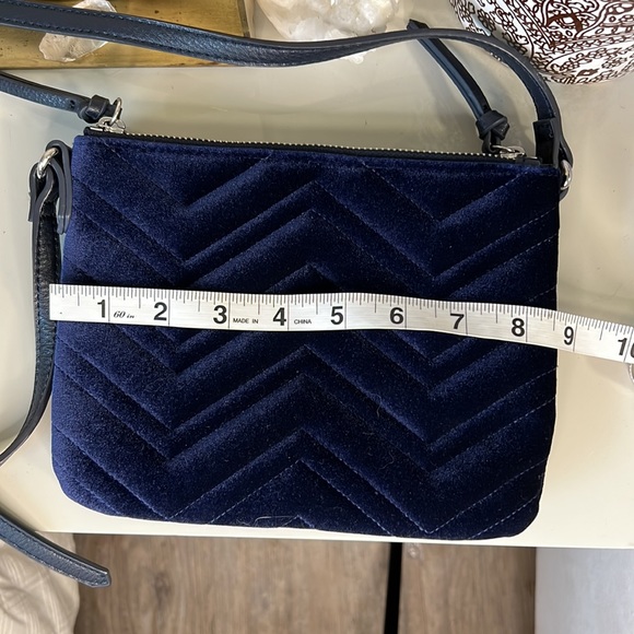 ⭐️3/$20 Old Navy blue velvet crossbody chevron quilted purse - Picture 8 of 9